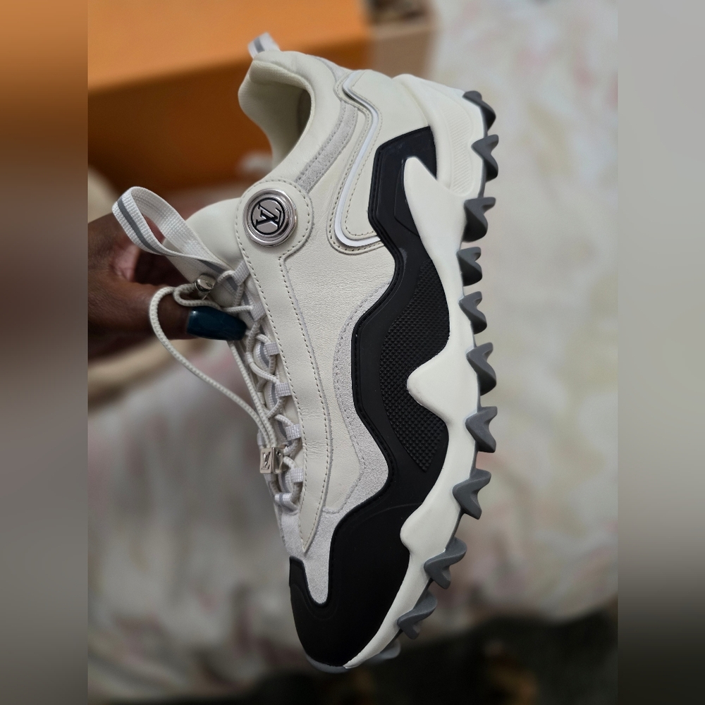 Louis Vuitton Sneakers - Picture 3 of 6